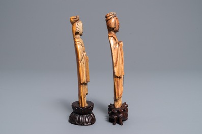 Deux figures de courtisanes en ivoire sculpt&eacute;, Chine, Ming