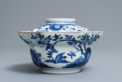 A Japanese blue and white covered bowl on stand, Arita, Edo, 17/18th C.