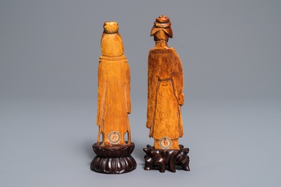 Twee Chinese ivoren figuren van hofdames, Ming