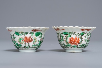 Une paire de tasses en porcelaine de Chine famille verte &agrave; inscription IHS, Kangxi