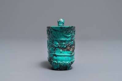 Une coupe libatoire en turquoise sculpt&eacute;, Chine, 19/20&egrave;me