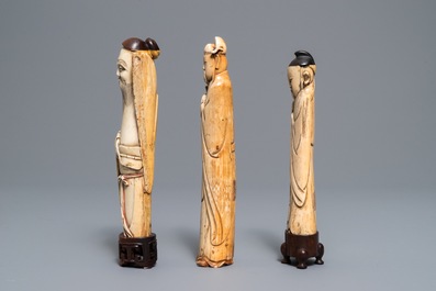 Trois figures d'immortels en ivoire et os sculpt&eacute;, Chine, Ming