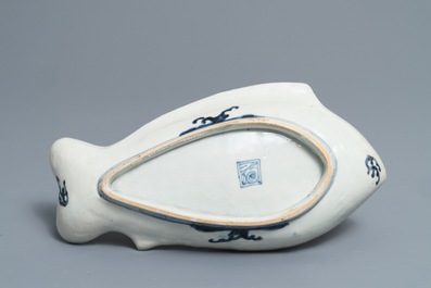 A Japanese blue and white Arita fish-shaped tray, Edo/Meiji, 18/19th C.