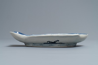 Une coupe en forme de poisson en porcelaine Arita de Japon en bleu et blanc, Edo, 18&egrave;me