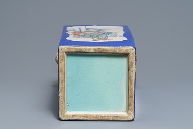 Un vase de forme carr&eacute; en porcelaine de Chine famille rose sur fond bleu fonc&eacute;, 19&egrave;me