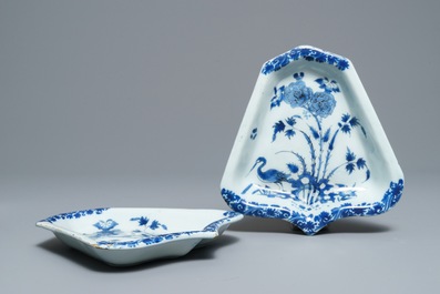 Une paire de plats &agrave; condiments en fa&iuml;ence de Delft en bleu et blanc, fin du 17&egrave;me