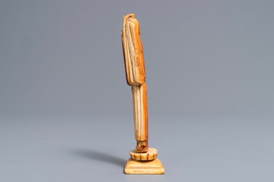 Une figure de Li Tieguai en ivoire sculpt&eacute;, Ming