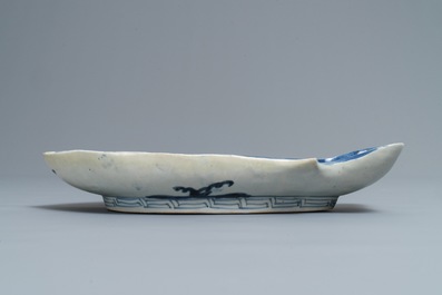 A Japanese blue and white Arita fish-shaped tray, Edo/Meiji, 18/19th C.