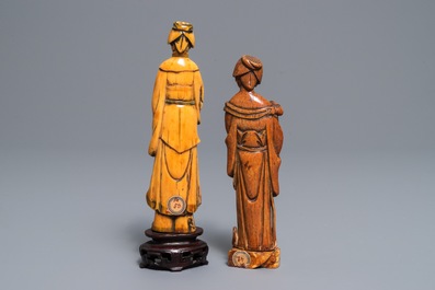 Twee Chinese ivoren figuren van hofdames, Ming