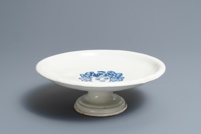 Een blauwwitte tazza met wapenschild in Italiaanse majolica, 18e eeuw