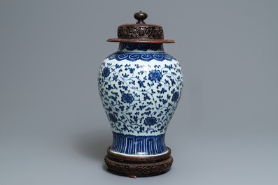 Un plat et un vase en porcelaine de Chine bleu et blanc &agrave; d&eacute;cor floral, Kangxi et 19&egrave;me