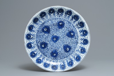 Un plat et un vase en porcelaine de Chine bleu et blanc &agrave; d&eacute;cor floral, Kangxi et 19&egrave;me