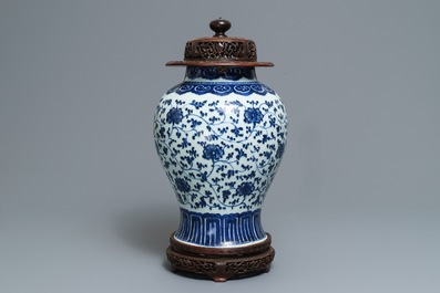 Un plat et un vase en porcelaine de Chine bleu et blanc &agrave; d&eacute;cor floral, Kangxi et 19&egrave;me