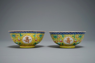 Two pairs of Chinese famille rose bowls, Qianlong and Guangxu mark, 19/20th C.