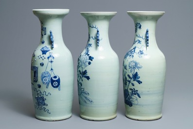 Drie Chinese vazen met blauwwit decor en celadon fondkleur, 19e eeuw