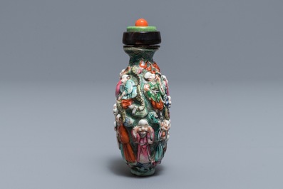 Une tabati&egrave;re en porcelaine de Chine famille rose &agrave; d&eacute;cor en relief, 19&egrave;me