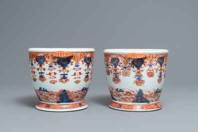 Une paire de rafraichissoirs en porcelaine de Chine de style Imari, Kangxi