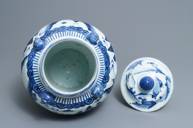 Un grand vase couvert en porcelaine de Chine bleu et blanc, Wanli