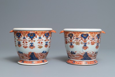 Une paire de rafraichissoirs en porcelaine de Chine de style Imari, Kangxi