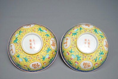 Twee paar Chinese famille rose kommen, Qianlong en Guangxu merk, 19/20e eeuw
