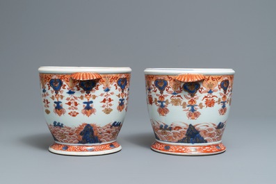 Une paire de rafraichissoirs en porcelaine de Chine de style Imari, Kangxi