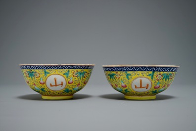 Deux paires de bols en porcelaine de Chine famille rose, marque de Qianlong et Guangxu, 19/20&egrave;me