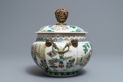 Un bol couvert en porcelaine de Chine famille verte &agrave; monture en bronze dor&eacute;, Kangxi