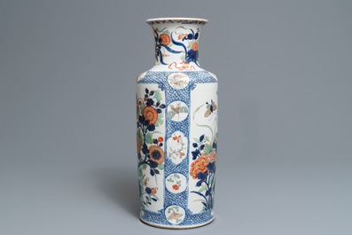 Un vase de forme rouleau en porcelaine de Chine verte-Imari, Kangxi