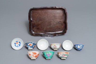 Nine various Chinese wine cups on an engraved wooden tray, 19/20th C.