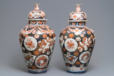A pair of large Japanese Imari vases and covers, Edo, 17/18th C.