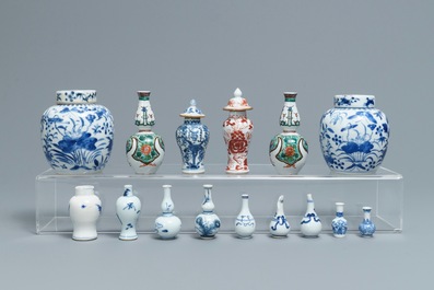 Een collectie diverse Chinese miniatuur vaasjes, Kangxi en later