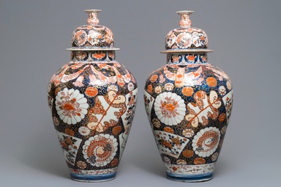 Une paire de grands vases couverts en porcelaine Imari de Japon, Edo, 17/18&egrave;me