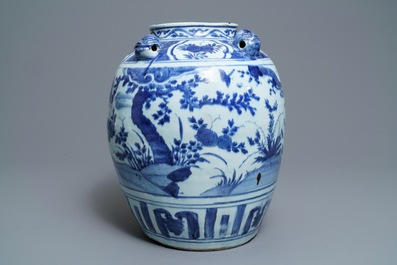 Un grand pot en porcelaine de Chine bleu et blanc &agrave; d&eacute;cor d'oiseaux dans un paysage, Wanli