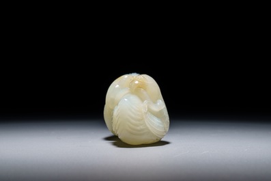 A Chinese jade group of two ducks, 19/20th C.