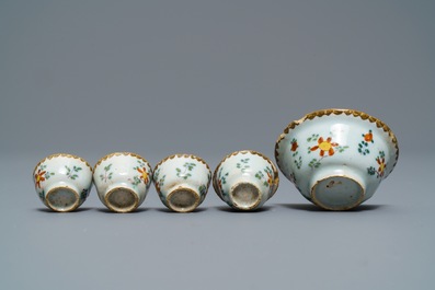 Een collectie miniatuur polychroom Delfts theegoed, 18e eeuw