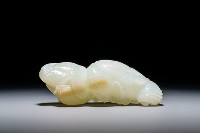 A Chinese jade group of two ducks, 19/20th C.