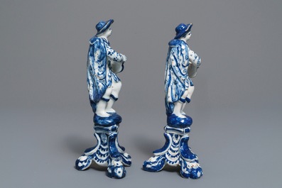 A pair of Dutch Delft blue and white models hurdy-gurdy players, 18th C.