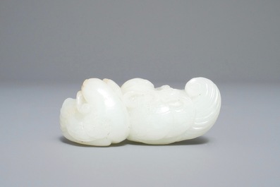 A Chinese jade group of two ducks, 19/20th C.