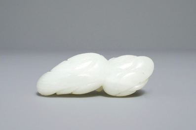 A Chinese jade group of two ducks, 19/20th C.