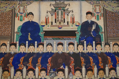 Een grote Chinese scroll met voorouderportretten, 18/19e eeuw