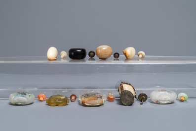 Negen diverse Chinese snuifflessen in jade, hardsteen en glas, 19/20e eeuw