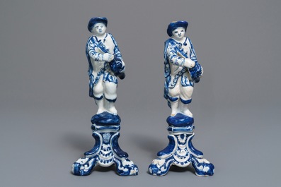 A pair of Dutch Delft blue and white models hurdy-gurdy players, 18th C.