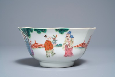 Een Chinese octagonale famille rose kom met figuren in een landschap, Daoguang merk en periode