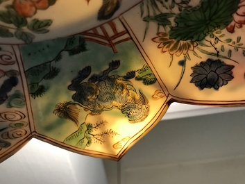 Une paire d'assiettes en forme de lotus en porcelaine de Chine famille verte, Kangxi