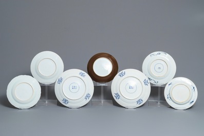 Sept assiettes et plats en porcelaine de Chine bleu et blanc, Kangxi/Qianlong