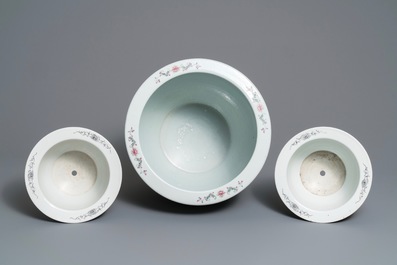 Une paire de vases et trois jardini&egrave;res en porcelaine de Chine, R&eacute;publique, 20&egrave;me