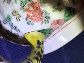 Une th&eacute;i&egrave;re couverte en porcelaine de Chine famille verte, Kangxi
