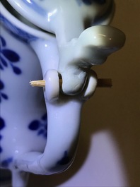 Une verseuse couverte en porcelaine de Chine bleu et blanc d'apr&egrave;s un mod&egrave;le en &eacute;tain, Kangxi