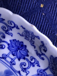 Une assiette en forme de lotus en porcelaine de Chine bleu et blanc, marque et &eacute;poque de Kangxi