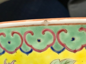 Un bol en porcelaine de Chine famille rose sur fond jaune pour le march&eacute; Straits ou Peranakan, marque et &eacute;poque de Guangxu